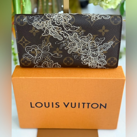 Monogram Dentelle Sarah Wallet Silver ~ EUC - Picture 2 of 16